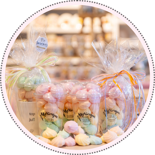 Het mooie merk Meringue Sisters staat bekend om hun heerlijke handgemaakte meringues. Is al jaren te koop bij SwietArts