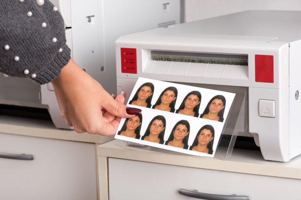 Pasfoto maken in Hoogvliet bij SwietArts | Officiële pasfoto’s zonder afspraak