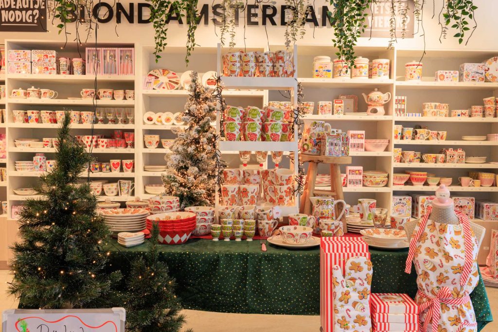 Topmerk bij SwietArts is Blond Amsterdam, bekend om het kleurrijke serviesgoed. De kerstcollectie