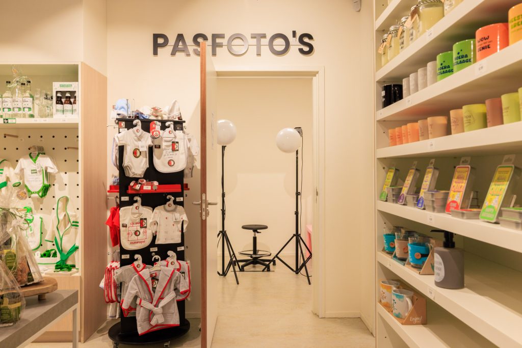 Pasfoto maken in Hoogvliet bij SwietArts | Officiële pasfoto’s zonder afspraak