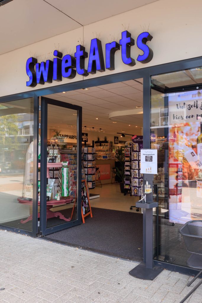 De ingang van de cadeauwinkel SwietArts in Hoogvliet
