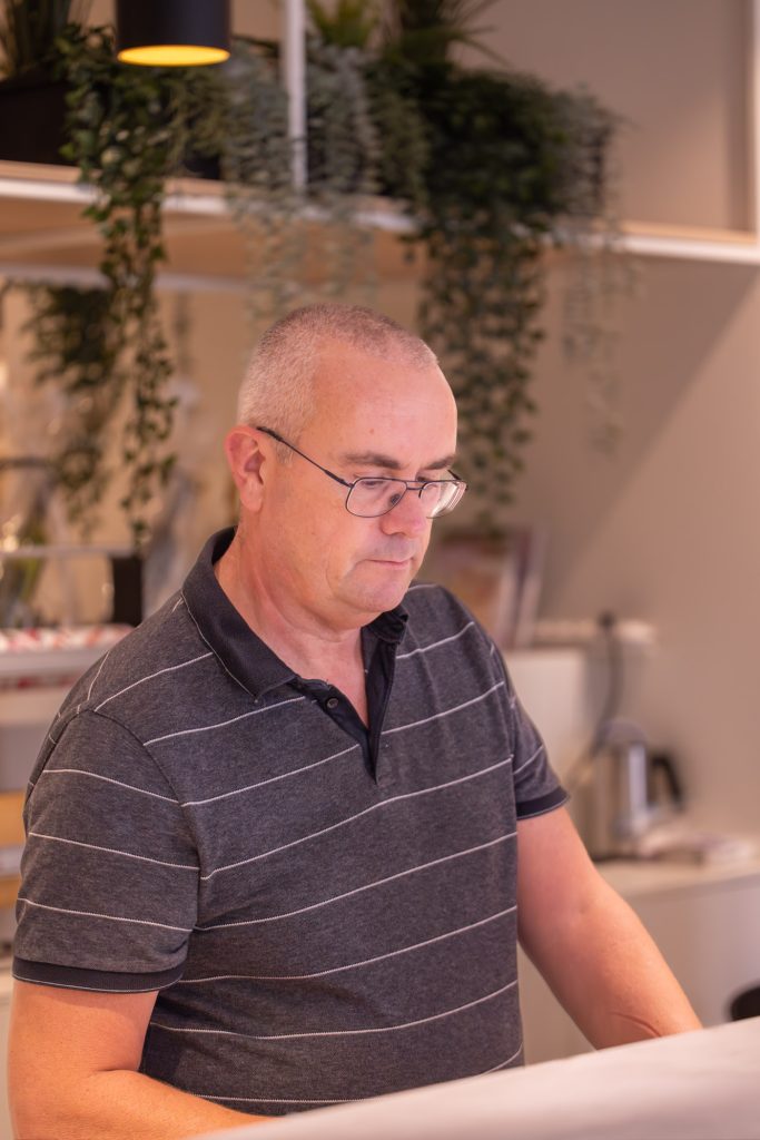 Patrick eigenaar bij SwietArts, aan het werk achter de computer