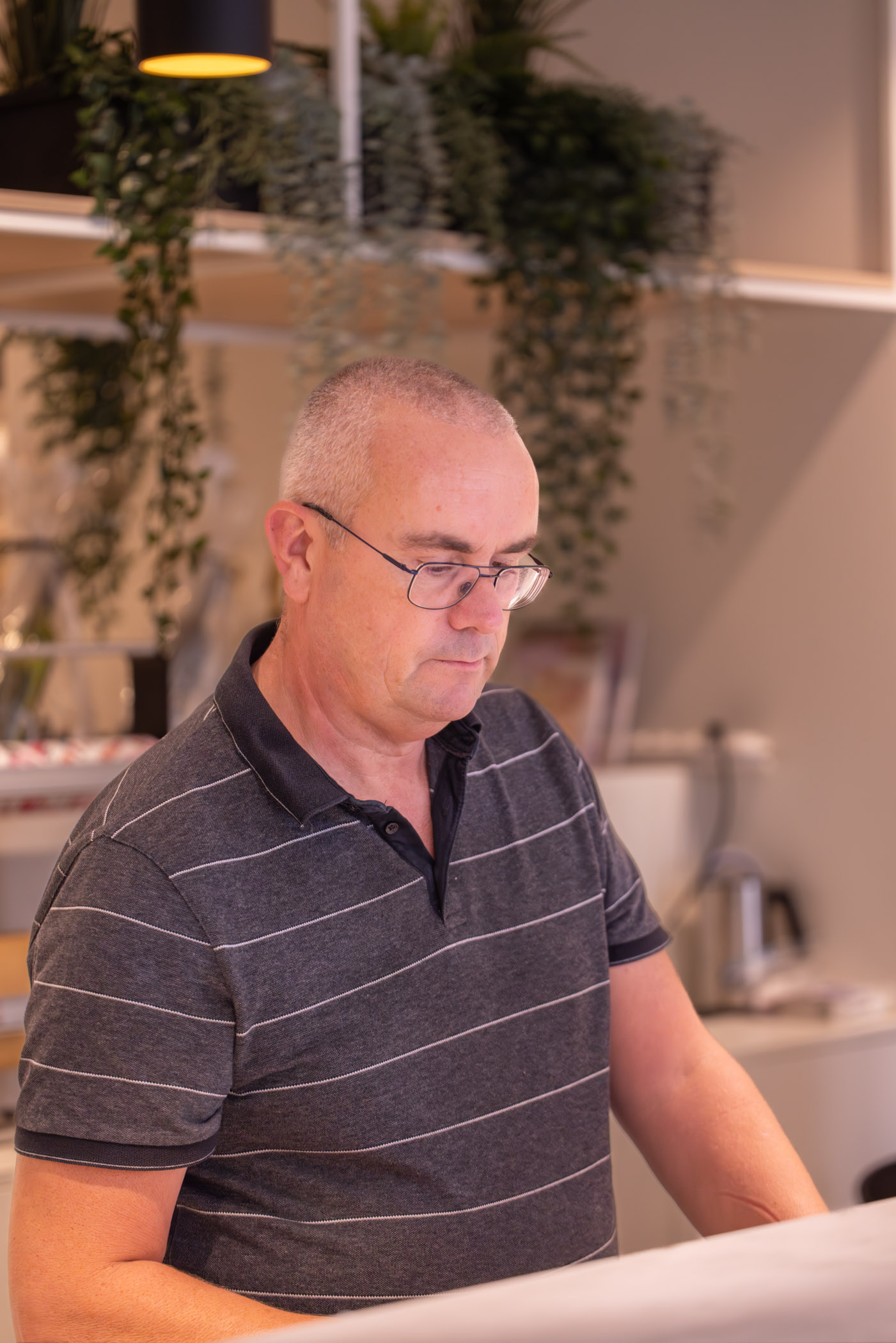 Patrick eigenaar bij SwietArts, aan het werk achter de computer