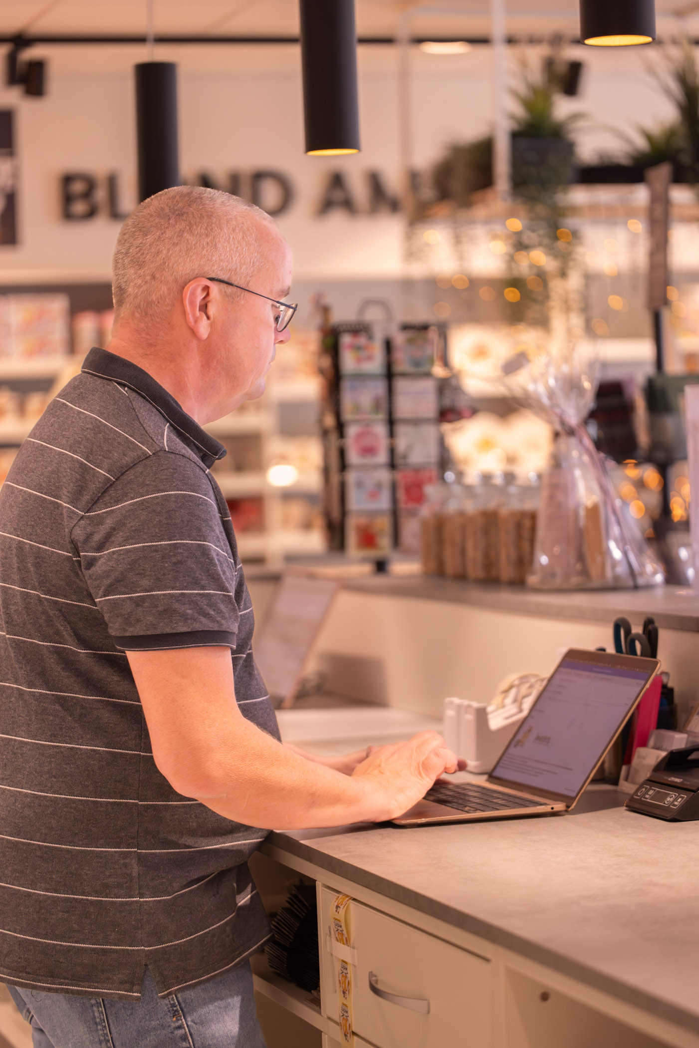 Patrick eigenaar bij SwietArts, aan het werk achter de computer
