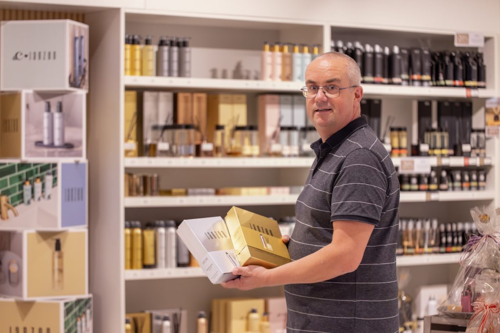 Patrick eigenaar bij SwietArts, aan het werk achter de computer. Janzen geuren en verzorging
