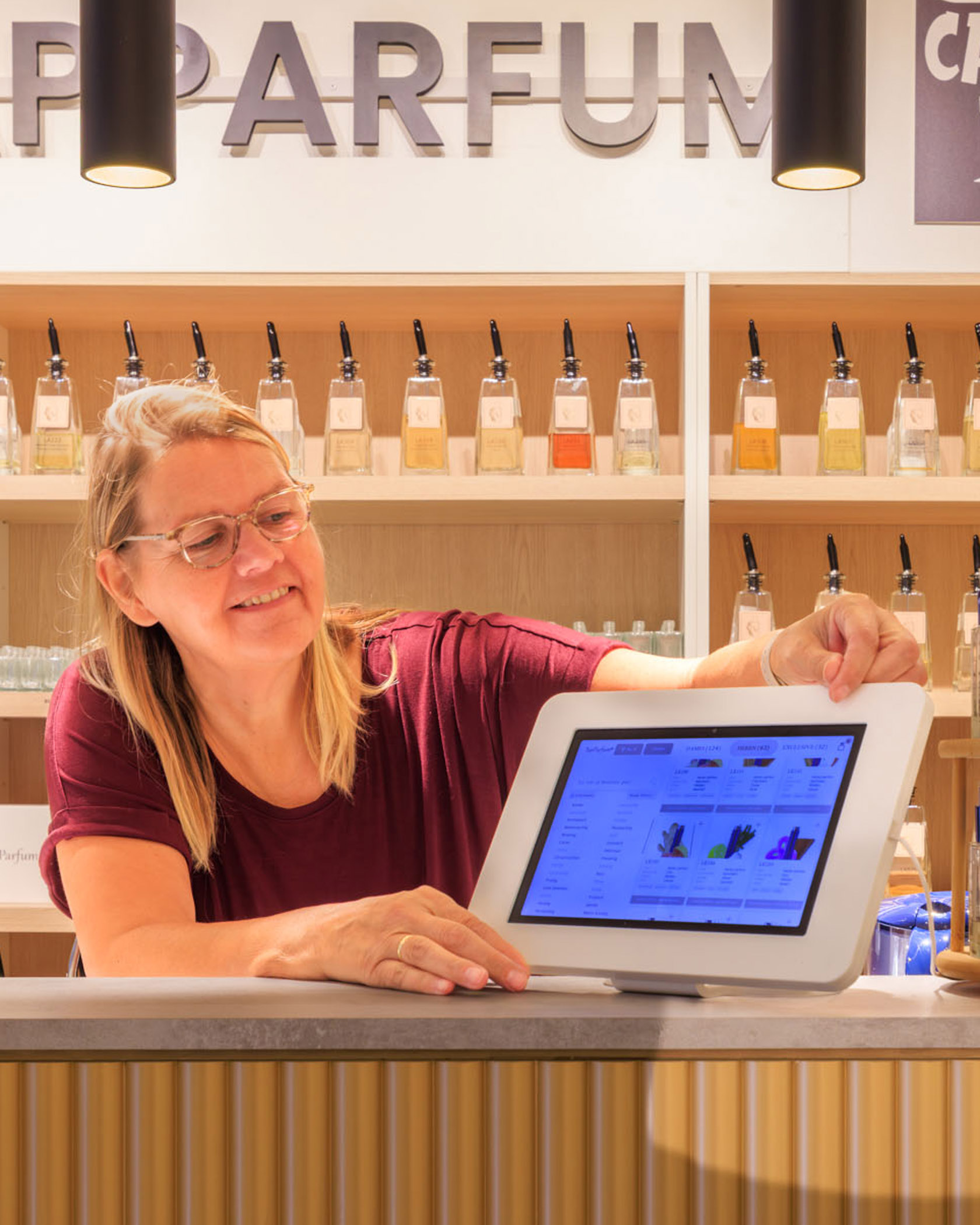 TapParfum bij SwietArts Hoogvliet | Luxe Navulbare Parfums voor Hem & Haar met de tablet als keuzehulp