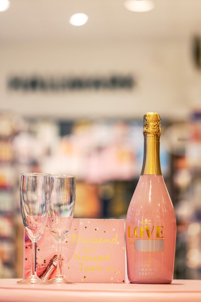 voorbeeld cadeau bij SwietArts in Hoogvliet. Prosecco met een Hallmark kaart en glazen. Feestelijk cadeau in roze